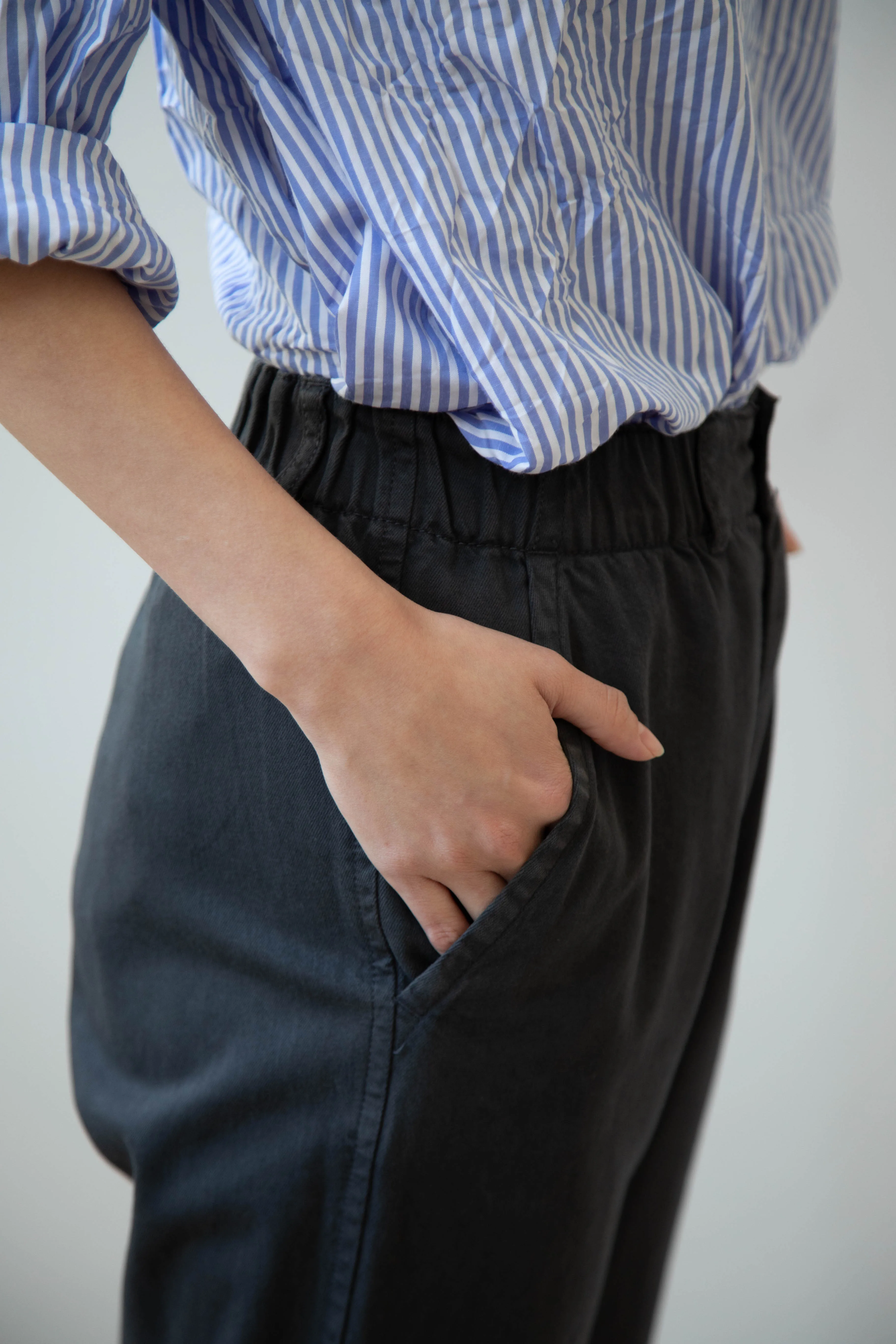 Pas de Calais | Recycled Yarn Denim Cropped Pants in Black